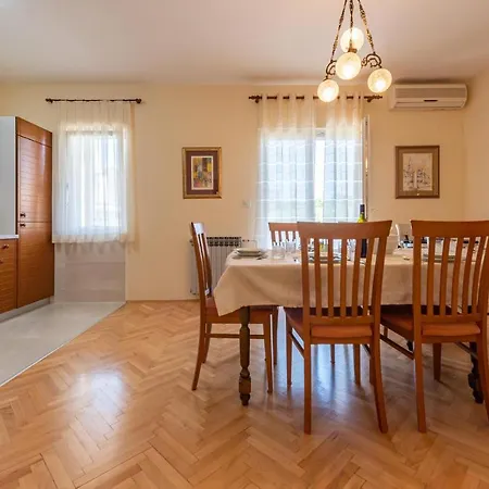 3 Bedroom Cozy In アパート