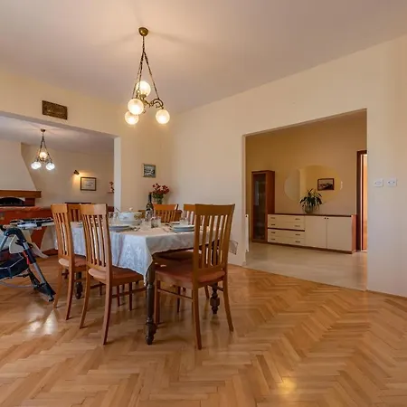 3 Bedroom Cozy In ザダル