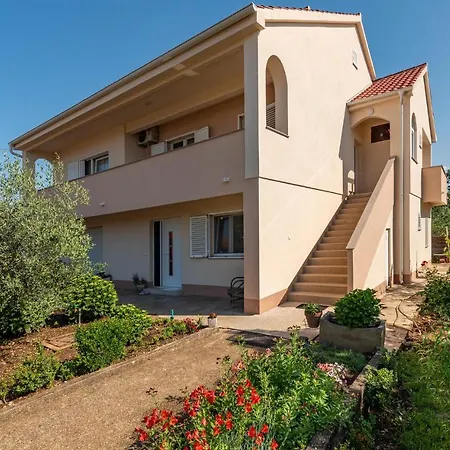 3 Bedroom Awesome In 扎达尔