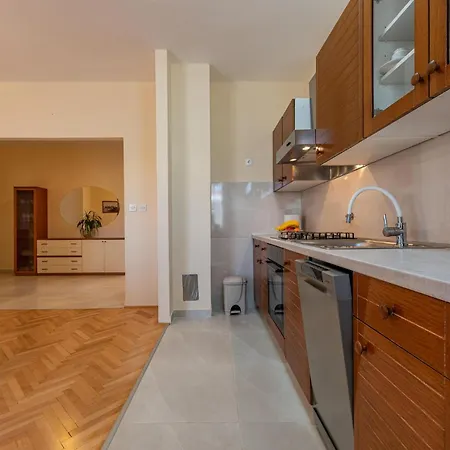 アパート 3 Bedroom Cozy In ザダル