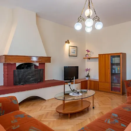 3 Bedroom Awesome In Lägenhet Zadar