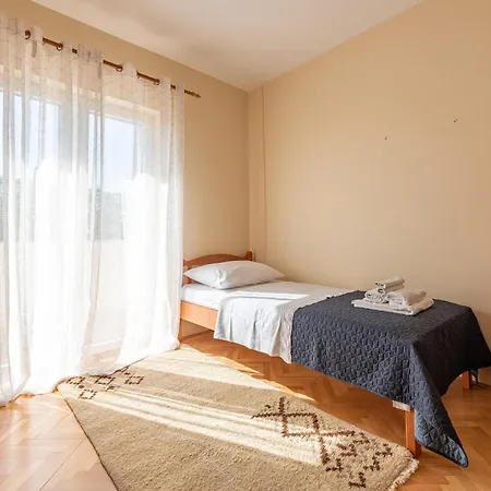 3 Bedroom Cozy In ザダル