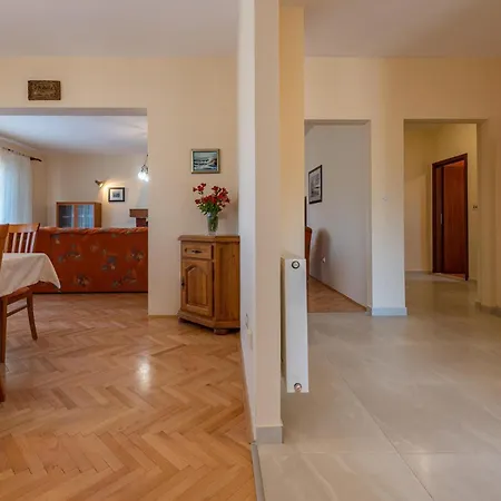 Lägenhet 3 Bedroom Awesome In Zadar